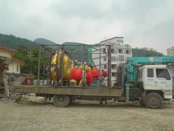 大佛安置於搬運車輛上