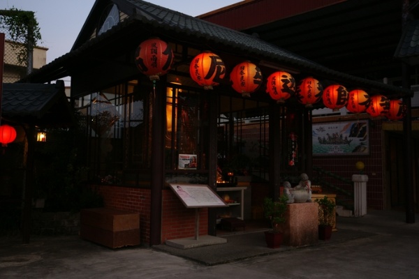 現供奉泥塑大佛的鋼構建築，空間狹小溫度變化大，不利古物保存