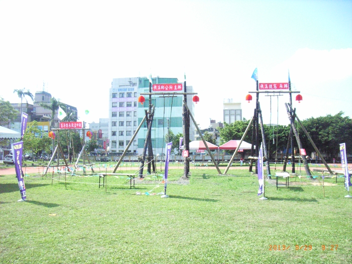 圖1：民國102年，礁溪中秋節「盪鞦韆比賽」，在礁溪國小操場，所架設的「2大1小」的鞦韆架。（102.9.29.）