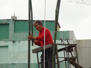 圖3：老師傅黃文夫折綁桂竹架設握桿，白繩為安全帶。（102.9.28）