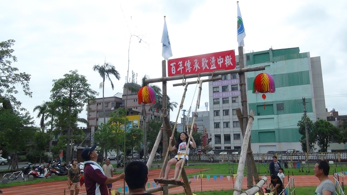 圖6：小女生體驗盪小鞦韆，也盪得不亦樂乎！（102.9.28）