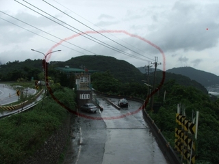 由蘇澳稽查站回眺猴猴高地(紅色圈內)