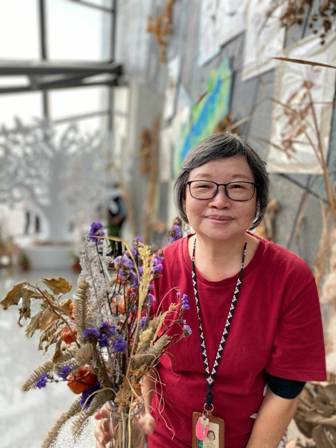 鄭桂娥在未開館之際即接受導覽志工培訓，一路伴隨著蘭博至今已經歷了11年的歲月。   