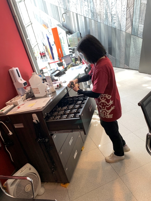 預約的遊客的狀況多樣，需隨時聯繫相關人員並注意小心調整。