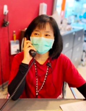 擔任服務櫃台的林素月年資已有10年6個月。