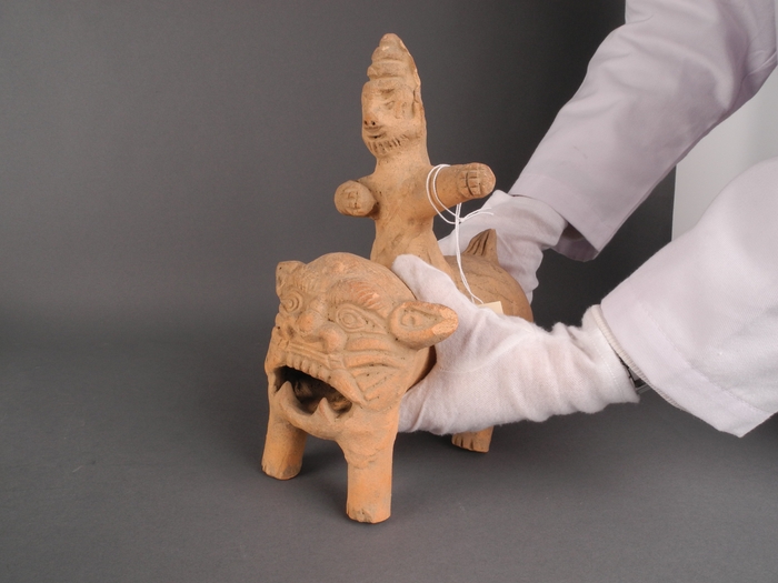 持拿時需選擇最強壯的部分並以兩手持拿，不可持拿耳朵、尾巴或人偶等這些脆弱的部位。