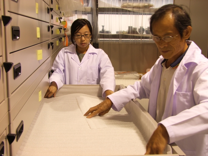 志工協助建置櫃架保護措施