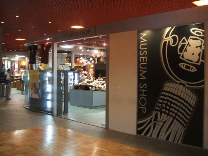 圖6：博物館商店以江戶時期具代表性的展品「Matoi」隊旗作為入口印象主視覺