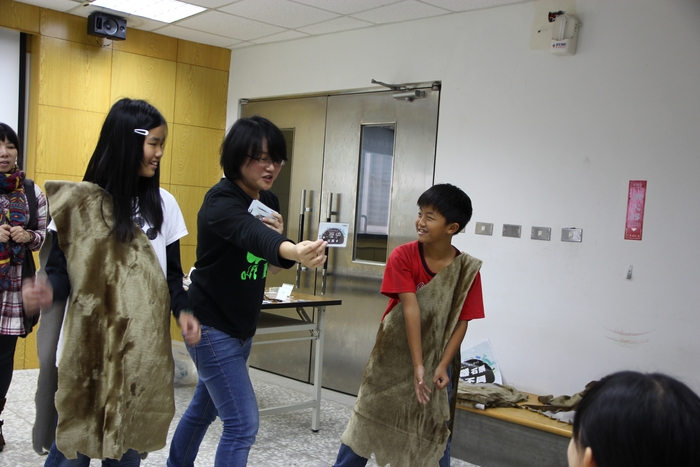 新石器時代的先民要如何翻土呢？請作出使用石器翻土的動作。