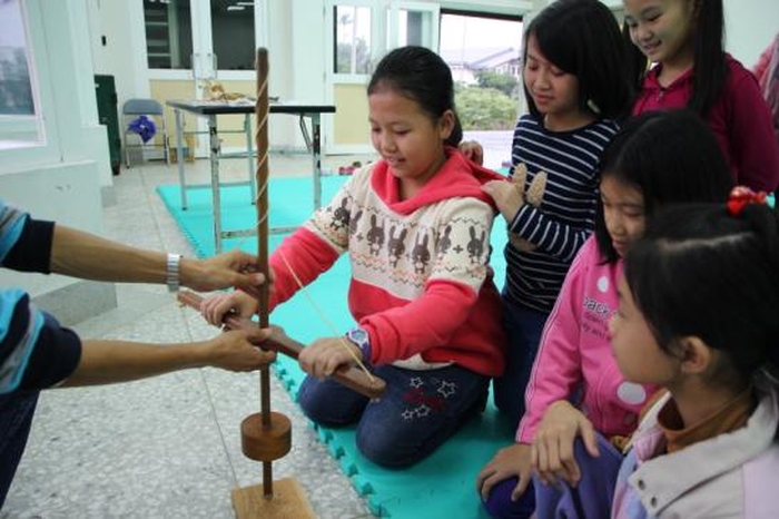 實際操作木製鑽孔器。這工具真是聰明的發明。