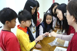 館志工協助分組活動的進行，教孩子認識優雅的幾何印紋陶罐，以及罐上花紋的意義。這陶罐的厚度約只有0.2公分，真令人驚訝！