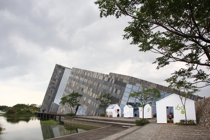 「巷弄之間—家是博物館」以四座家的造型結構體呈現宜蘭地方文化館發展成果