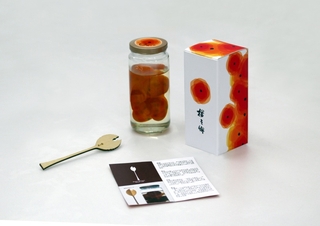 盛裝金桔的桔品 「桔品」的包裝設計以蜜餞的初始源頭「水果」為設計靈感來源，在外包裝紙盒上，解說一顆精緻的蜜餞，自果樹上摘取後，所需經歷的繁複工序。