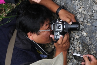 學員整個人趴在地上專注的記錄所發現的物種