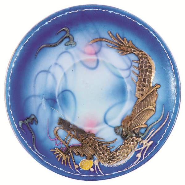 彩釉貼花龍紋盤-日治時代．日本。(宜蘭縣立蘭陽博物館提供)