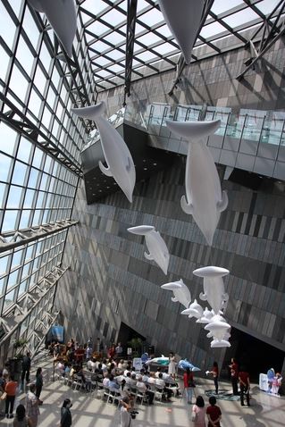 林秋芳館長在開幕中致詞時特別表示：「鯨豚特展是一重要的生態教育展覽，先前因人類捕殺鯨魚，造成鯨魚瀕臨絕種，後來保育觀念逐漸形成，不再獵捕鯨豚，讓海洋資源得以永續發展…」