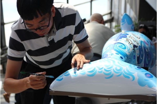 邱憲章先生描繪了海豚群悠游於大海中的景象