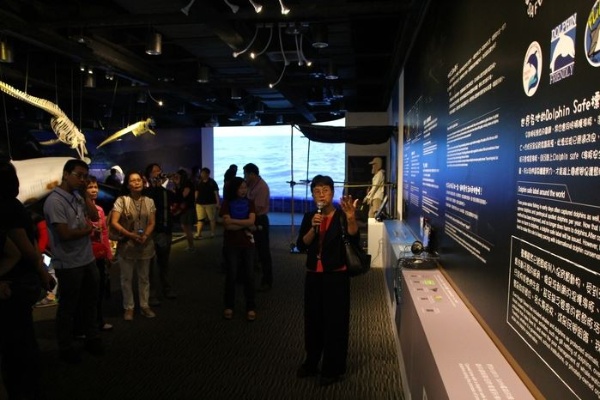 臺灣大學周蓮香教授為民眾進行特展導覽解說