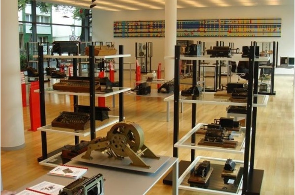 各式加法器展示，放在桌上的加法器都可以操作