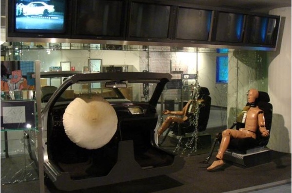 安全氣囊測試實驗介紹，上方螢幕播放測試過程影片