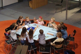 參與博物館課程的小朋友正熱烈討論中