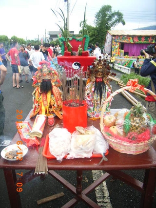 圖4：洲仔尾請神（左起古公三王、土地公、關聖帝君）祭拜，保佑競渡平安、闔境平安。（102.6.12. 郭世良 攝）