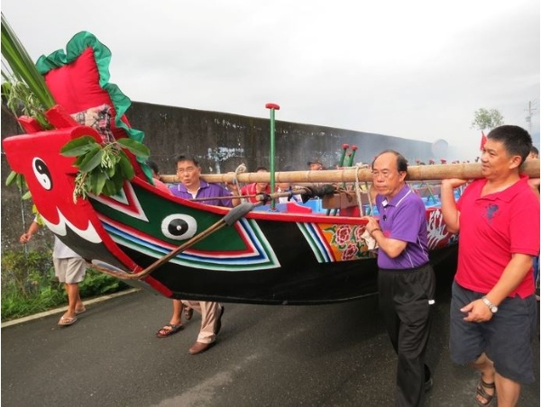 圖5：礁溪鄉鄉長林錫忠（右二紫衣者）參與洲仔尾之扛船下水。（102.6.12. 葉佳勛 攝）