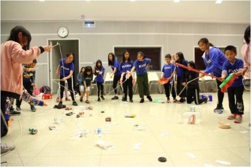 大海小釣手課程：利用釣魚競賽遊戲探討漁業資源枯竭的問題。