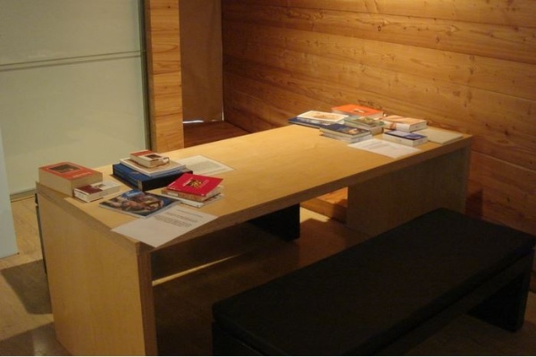 展廳一角的參考書區