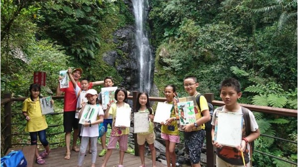 2019年「古意生活藝術夏令塾」舊寮瀑布戶外寫生／2019年攝／古意生活藝術館提供