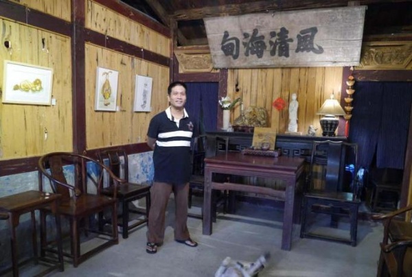 李日成館長與在古厝正廳一隅／2019年攝