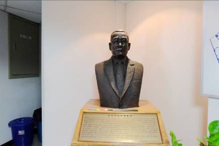 盧纘祥胸像。 盧纘祥，字史雲，號夢蘭，1903年出生，6歲隨父親盧春發遷居宜蘭，後即過繼給東家盧廷翰為嗣，此東家即宜蘭俗諺「有盧家富，無盧家厝，有盧家厝，無盧家富」的頭城盧家。盧纘祥1921年即當選頭圍信用組合理事，1928年則擔任頭圍信用購買利用組合長，後更投身頭圍庄協議會員、副議長、議長等職，1951年更當選首屆宜蘭縣民選縣長，1957年於省府諮議委員會上因腦溢血去世，享年55歲。本銅胸像應為楊英風於1957年為盧纘祥所作，據農會資深員工指出，30餘年前即看過此胸像。