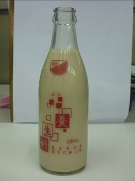 員山鄉農會豆奶瓶。 為嚮應政府改善國民營養，員山農會於1964年起由農復會(現今農委會)，輔導設立食品加工廠，以大豆為原料加工製造瓶裝豆奶，並命名養生奶。昔日農村社會農民常攜帶養生奶至田間工作，除可解渴解飢又能快速補充體力。養生奶的包裝除了傳統回收瓶外，現在更推出免回收瓶，不過追溯最早之瓶裝，據黃朝安主任所憶即為本件紅色玻璃瓶樣式。但依據瓶裝上所印「農委會輔導」，因「行政院農業委員會」於1984年才由「行政院農業發展委員會」與經濟部農業局合併改組，應是1984年後的產品，目前僅剩1件。