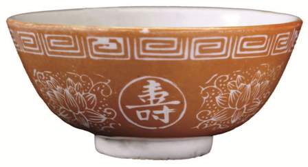 金彩印花文字「萬壽無疆」碗  1955~1960台灣窯印：地球 莊建緒　提供