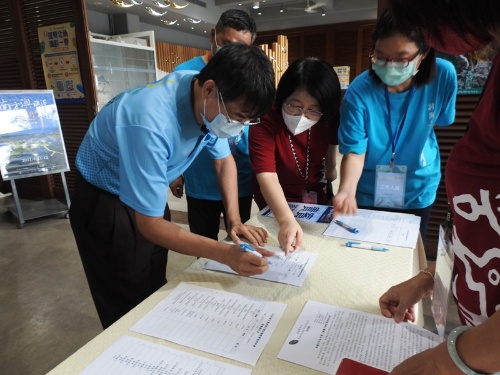 舉辦研討會當天適逢燦樹颱風過境，但仍有許多貴賓到場一同參與。(攝影/賴友梅)