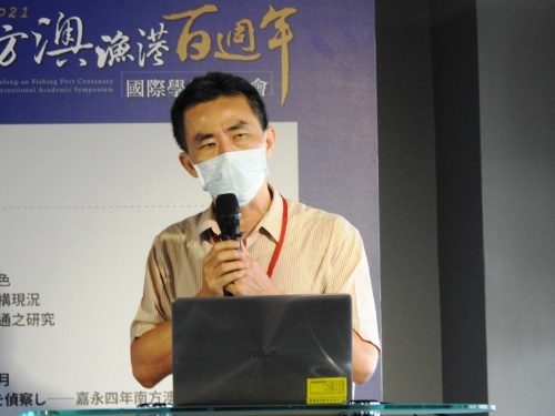 前宜蘭縣漁管所所長陳文進先生針對論文「宜蘭縣沿近岸重要漁法漁業資源結構現況」提出目前實際漁業遭遇的困難處。(攝影/賴友梅)