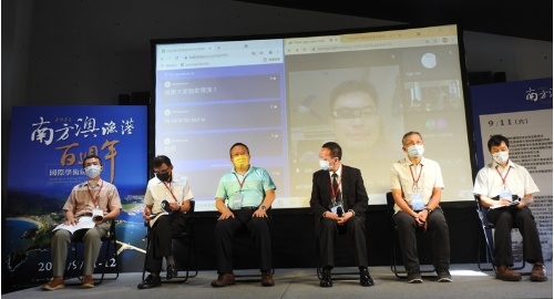 部份嘉賓因受疫情與颱風影響，採取線上連線座談方式發表論文，並同時與現場與會者共同討論。(攝影/賴友梅)