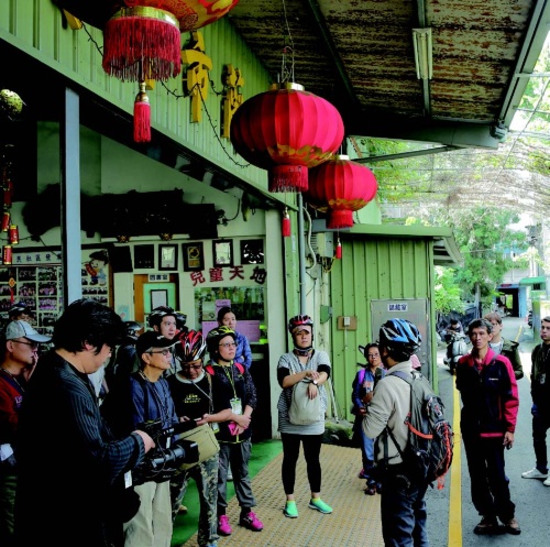 宜蘭戲院，日治時期叫做宜蘭座。1932年，日本人在宜蘭公園蓋了公會堂，作為放電影、公共集會的地方。