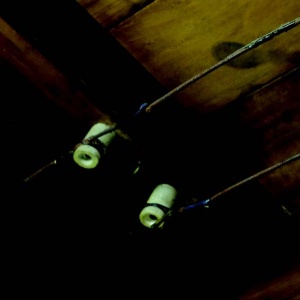 行至二樓屋頂可看到保留完整的屋架，還可看到早期配電所使用的礙子。