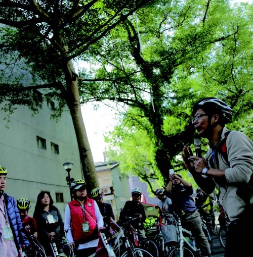 羅大佑經典歌曲《童年》中所描繪的場景，即是宜蘭醫院的老樹群。