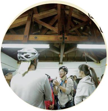 從屋頂可見過去打造的公設質舖都是木造的日式建築，並設有存放典當品的倉庫。