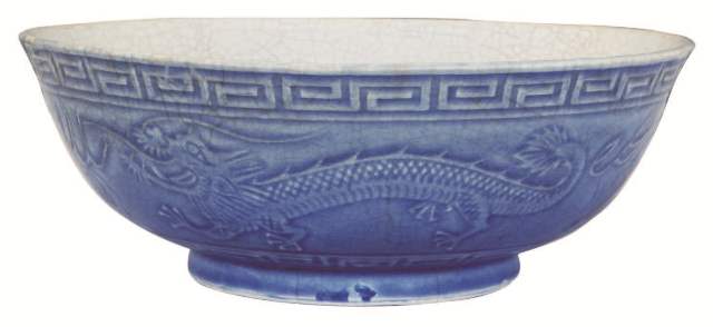 台灣─藍地壓花龍紋碗 / 莊建緒提供。