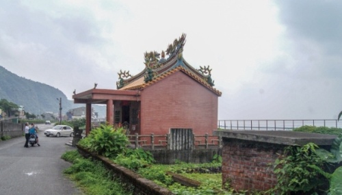 大溪里天鷹福德廟及其附近的有應公。( 張恆瑞 攝)