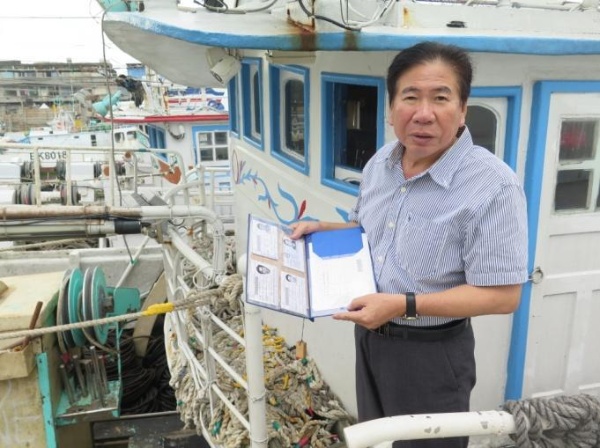 站在大公厝前的王文桃。