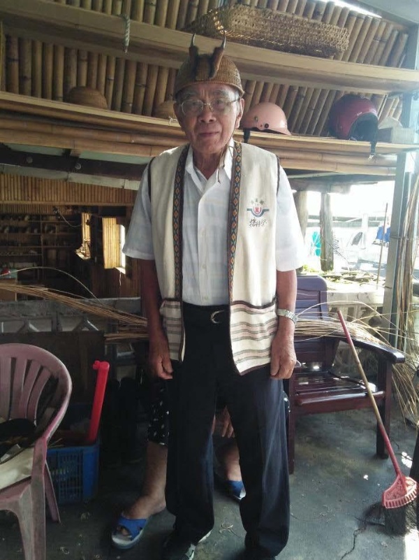 Lesa阿公身著改良背心及藤帽 / 2018年攝 / 南澳鄉泰雅文化館提供