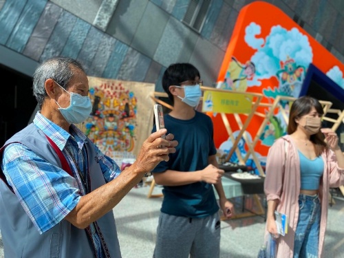 志工邱境城在大廳總是熱情的幫遊客找尋最好的角度來拍照。