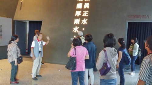 邱境城大哥在導覽過程中總不時的引導遊客並互動，因此深受遊客歡迎。