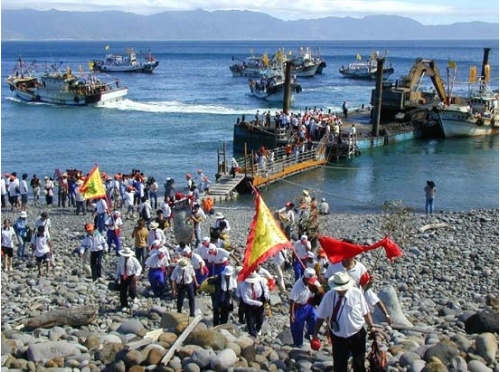 1990年代「大海心龜山情」尋根隊伍登岸情形