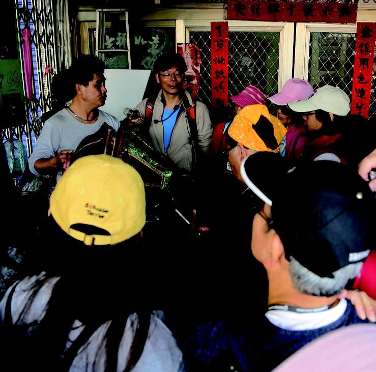 蔡明志老師正在解說關於糊紙這項傳統工藝，從日常傳統社會到廟會節慶都是息息相關的。