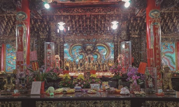 今日開成寺廟群四廟合體，二樓為城隍廟， 圖為其內部祭祀空間。( 張恆瑞攝)